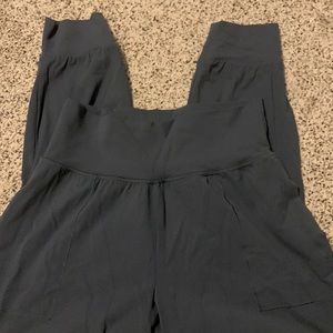 Athleta salutation jogger, sz medium. Smoke free home in excellent condition